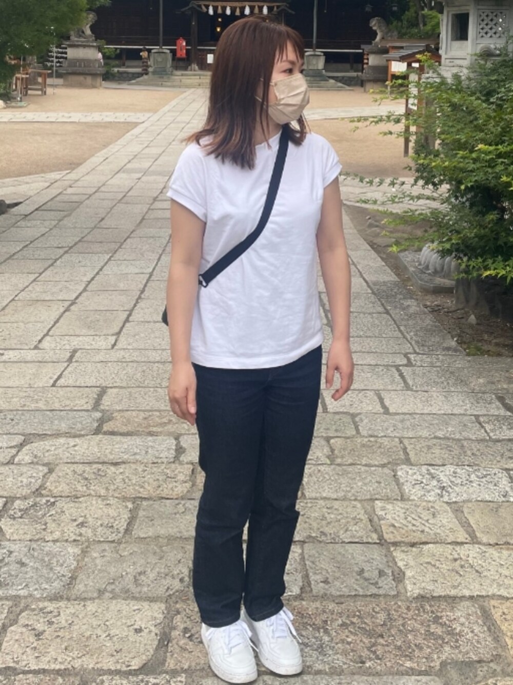「シンプル、シンプルコーデ、旅行コーデ、スニーカー」｜「無印良品のアイテム（Tシャツ/カットソー、ホワイト系）」を使った、*pnk*さん（レディース・157cm）の夏コーディネートの1枚目の写真