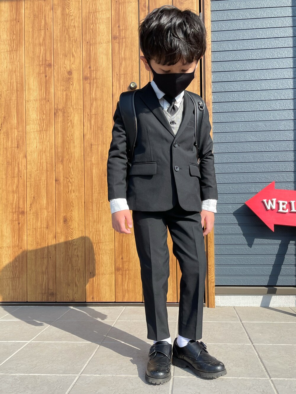 「入学式、スーツスタイル、ベスト、黒」｜「green label relaxingのGLR モンクストラップ シューズ 16.5-23cm（ドレスシューズ、ブラック系）」を使った、AOさん（キッズ・110cm）の春コーディネートの1枚目の写真