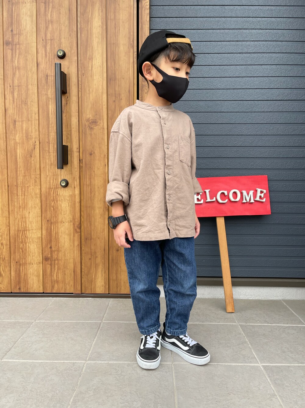 「休日スタイル、カジュアル、男の子、秋コーデ、スニーカー、キャップ、デニムパンツ、プチプラ、シェフパンツ、バンドカラーシャツ、GU、無印良品、G-SHOCK、VANS」｜「VANSのキッズ VANS ヴァンズ OLD SKOOL(19-22) オールドスクール V36 CK BLACK（スニーカー、ブラック系）」を使った、AOさん（キッズ・110cm）の秋コーディネートの1枚目の写真