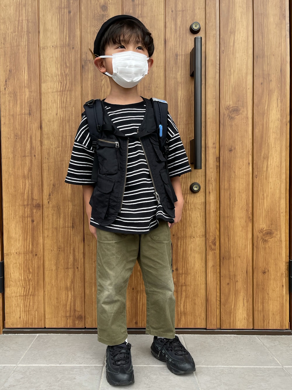 「ラブアンドピース2021、カジュアル、おとこのこ、シェフパンツ、休日コーデ、ボーダー、ベスト、リュック、キャップ」｜「GRIN BUDDYの【GRIN BUDDY(グリンバディ)】キッズロールキャップ/Kids Twill Roll Cap（キャップ、ブラック系）」を使った、AOさん（キッズ・110cm）の秋コーディネートの1枚目の写真