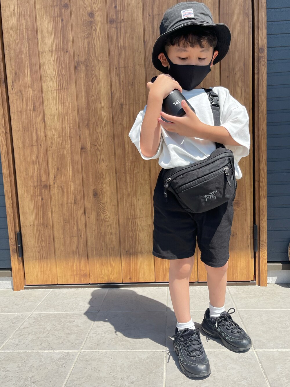 「夏だ！Tシャツ着よう！、シンプルコーデ、モノトーン、バケットハット、オーバーサイズ、ハーフパンツ、スニーカーコーデ、プリントT、休日スタイル、NIKE」｜「ARC'TERYXの【WEB限定】ARC'TERYX：MAKA1 マカ1（ショルダーバッグ、ブラック系）」を使った、AOさん（キッズ・110cm）の夏コーディネートの1枚目の写真