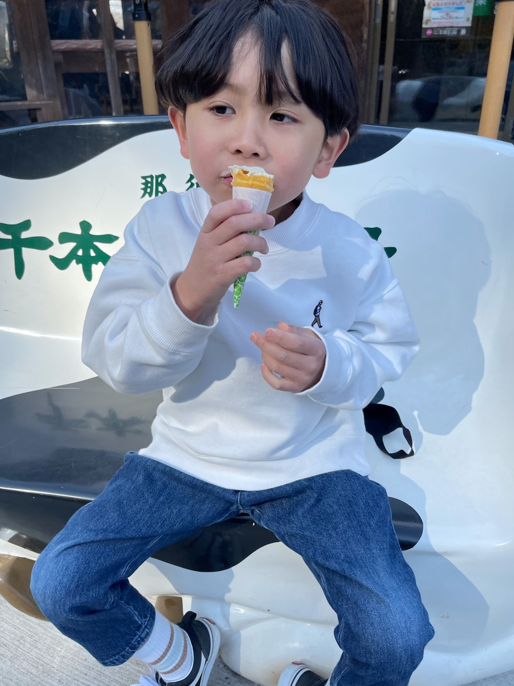 「キッズコーデ、プチプラ、カジュアル、スニーカー、男の子コーデ、オーバーサイズ、シンプル、ビッグシルエット、VANS、デニム、シェフパンツ、GU、スウェット」｜「coenの【coen キッズ】ワンポイント刺繍裏起毛モックネックスウェット（スウェット、ホワイト系）」を使った、AOさん（キッズ・110cm）の春コーディネートの1枚目の写真