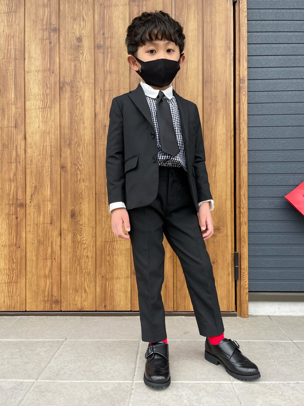 「キッズコーデ、卒園式、フォーマル、男の子、キッズファッション、シングルモンク、スーツスタイル、スーツ、ギンガムチェック、クレリックシャツ、6歳、入学式」｜「LB CLUBの2柄込みネクタイ付きシャツ（シャツ/ブラウス、ブラック系）」を使った、AOさん（キッズ・110cm）の春コーディネートの1枚目の写真