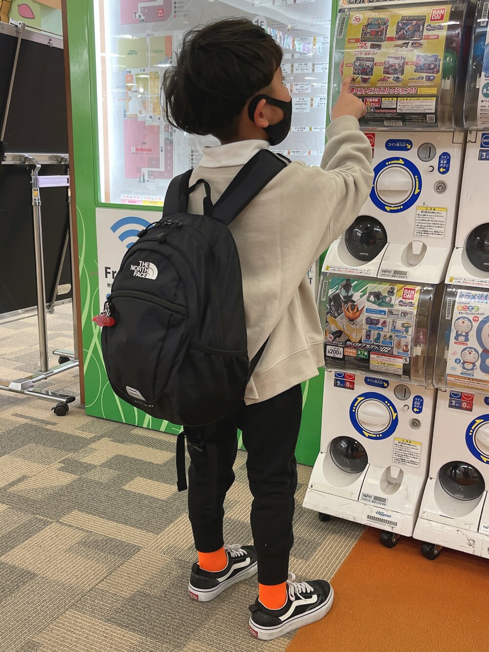 「キッズファッション、スウェット、シンプルコーデ、レイヤードスタイル、ショルダーバッグ、VANS、スニーカー、タートルネック、THE NORTH FACE、リュック、トレーナー、オーバーサイズ、ビックシルエット、男の子、オレンジ」｜「VANSのキッズ VANS ヴァンズ OLD SKOOL(19-22) オールドスクール V36 CK BLACK（スニーカー、ブラック系）」を使った、AOさん（キッズ・110cm）の冬コーディネートの1枚目の写真
