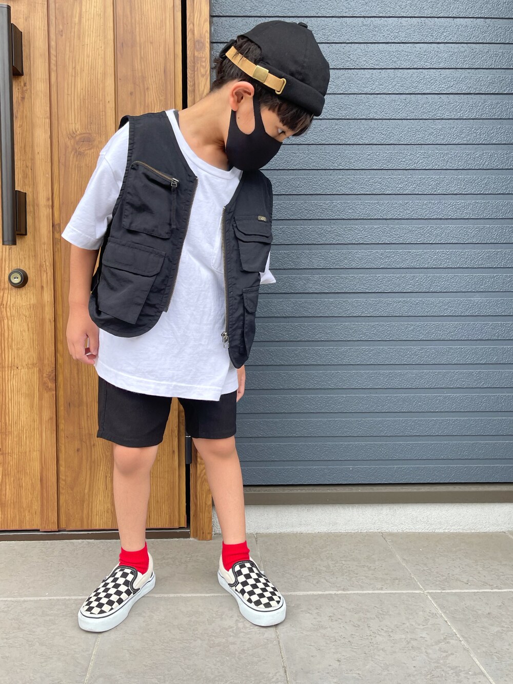 「男の子、シンプルコーデ、モノトーン、スニーカー、ベスト、VANS、オーバーサイズ、ストリート、ストリートMIX、スリッポン、キッズファッション」｜「GRIN BUDDYの【GRIN BUDDY(グリンバディ)】キッズロールキャップ/Kids Twill Roll Cap（キャップ、ブラック系）」を使った、AOさん（キッズ・110cm）の夏コーディネートの1枚目の写真