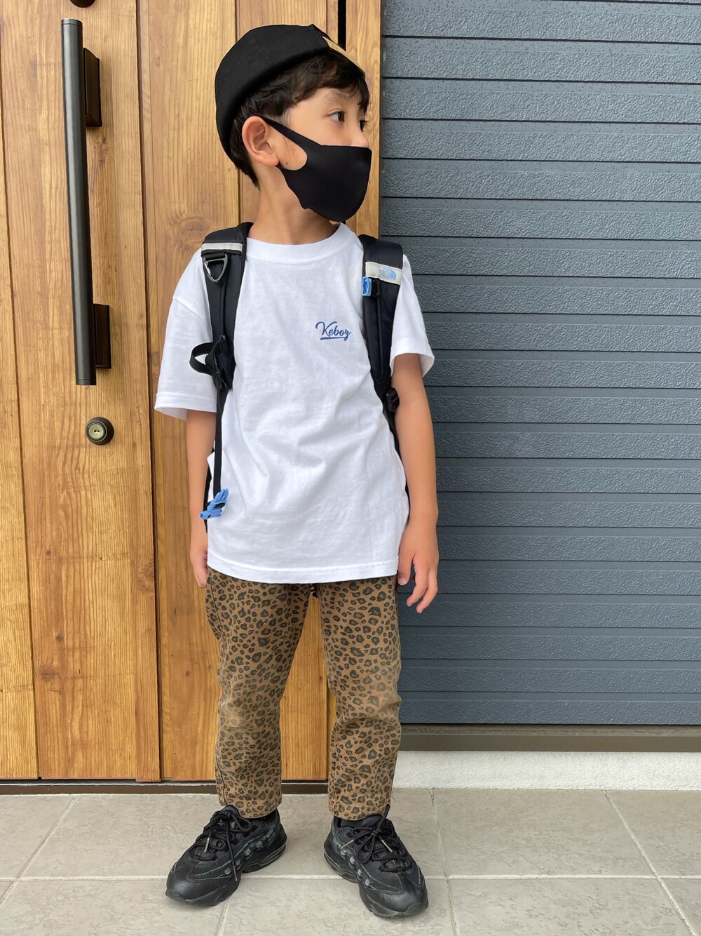 「キッズファッション、男の子コーデ、Tシャツ、ロゴT、バックプリント、レオパード、リュック、ストリート、ストリートMIX」｜「GRIN BUDDYの【GRIN BUDDY(グリンバディ)】キッズロールキャップ/Kids Twill Roll Cap（キャップ、ブラック系）」を使った、AOさん（キッズ・110cm）の夏コーディネートの1枚目の写真