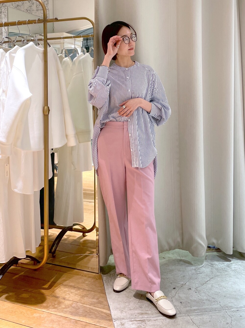 ブルー系のシャツ/ブラウス、ピンク系のその他パンツ、ベージュ系のローファーを着用したレディースの春コーディネートの2枚目の写真