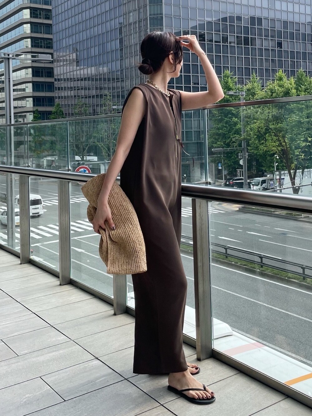 「きれいめカジュアル、サロペット、高身長女子、ブラウン、ラクチンコーデ、30代コーデ」｜「DouDouのフロントジップオールインワン（つなぎ/オールインワン、ブラウン系）」を使った、DouDou_serikaさん（レディース・167cm）の夏コーディネートの1枚目の写真