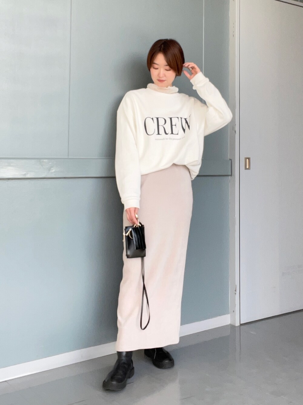 ホワイト系のTシャツ/カットソー、ホワイト系のTシャツ/カットソー、グレー系のスカートを着用したレディースの冬コーディネートの2枚目の写真