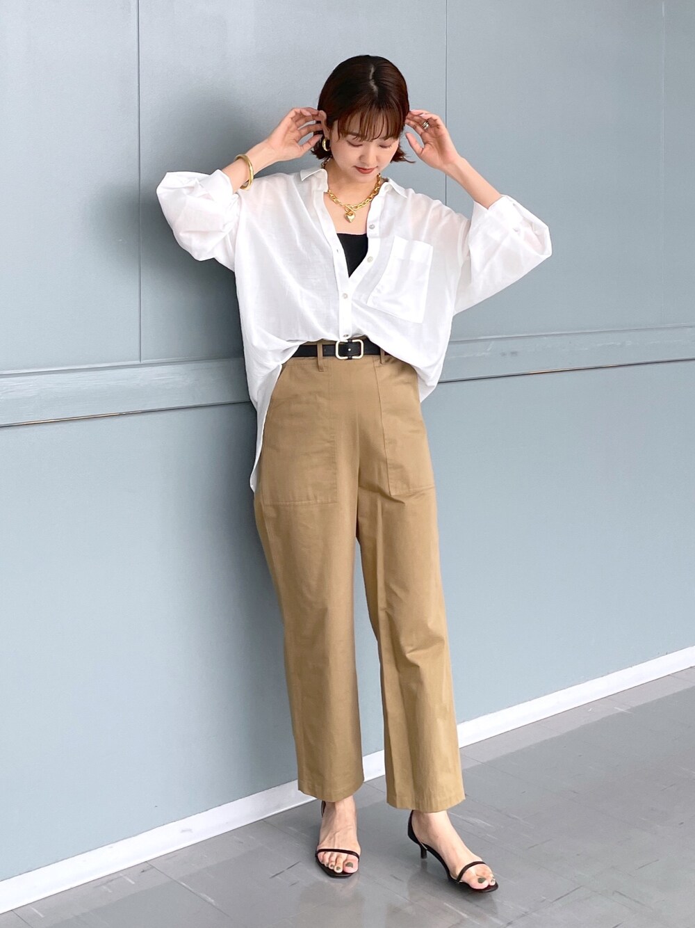 イエロー系のその他パンツ、ホワイト系のシャツ/ブラウス、ブラック系のタンクトップを着用したレディースの夏コーディネートの1枚目の写真