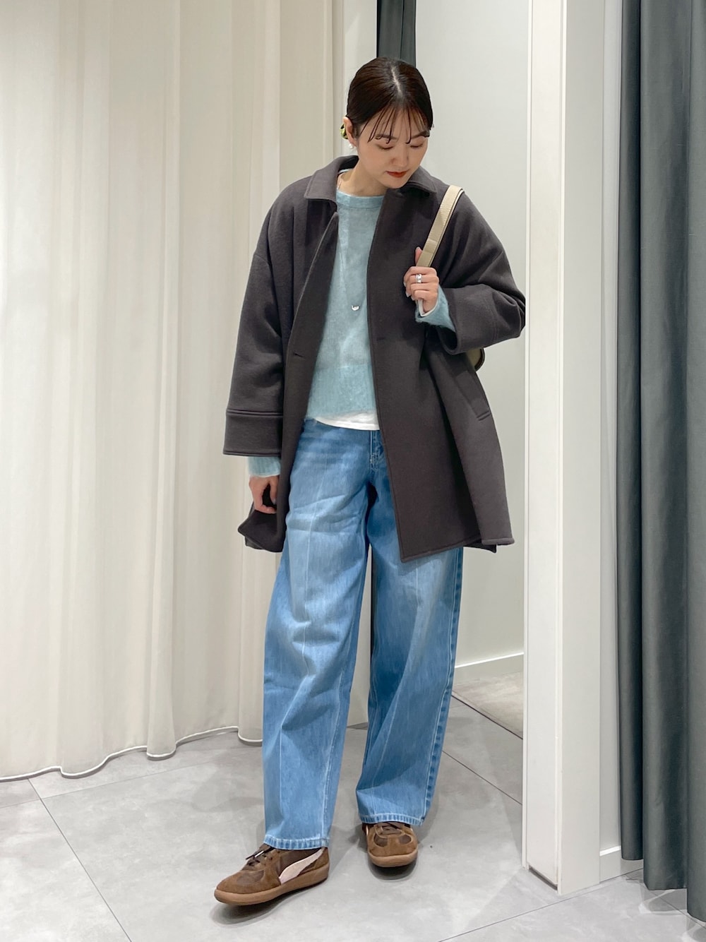 「ブルー、ブルーコーデ、真冬のあったかスタイル、デニム、楽チンコーデ、パンツスタイル、リラックススタイル、ラフコーデ、オトナカジュアル、デイリーカジュアル、おでかけコーデ、冬アウター、アウターコーデ、高身長女子、ニット」｜「DouDouの軽量ウールテントコート（その他アウター、グレー系）」を使った、DouDou_serikaさん（レディース・167cm）の冬コーディネートの1枚目の写真