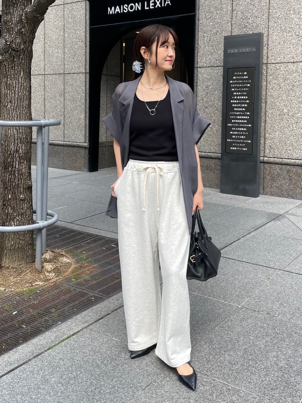 「メッシュ、大人カジュアル、最近のいい感じコーデ、お出かけコーデ、大人女子、キレイめカジュアル、おでかけコーデ、30代コーデ、春ファッション、半袖、パンツコーデ、高身長女子、高身長、スウェットパンツ」｜「DouDouのドロストスウェットパンツ（その他パンツ、ベージュ系）」を使った、DouDou_serikaさん（レディース・167cm）の春コーディネートの1枚目の写真