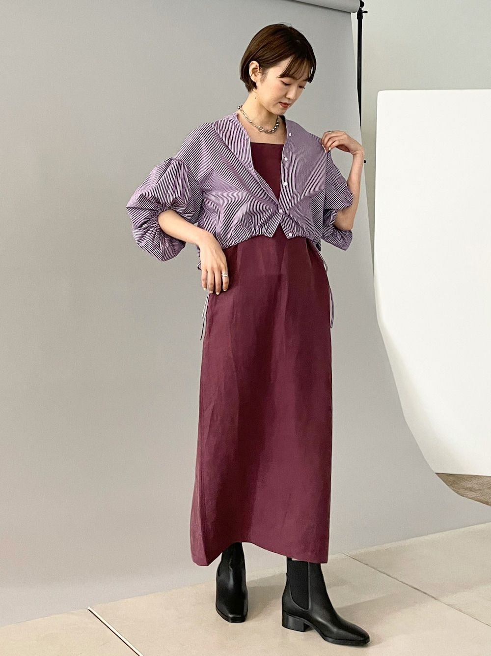 ブラック系のワンピース、パープル系のシャツ/ブラウスを着用したレディースの夏コーディネートの1枚目の写真