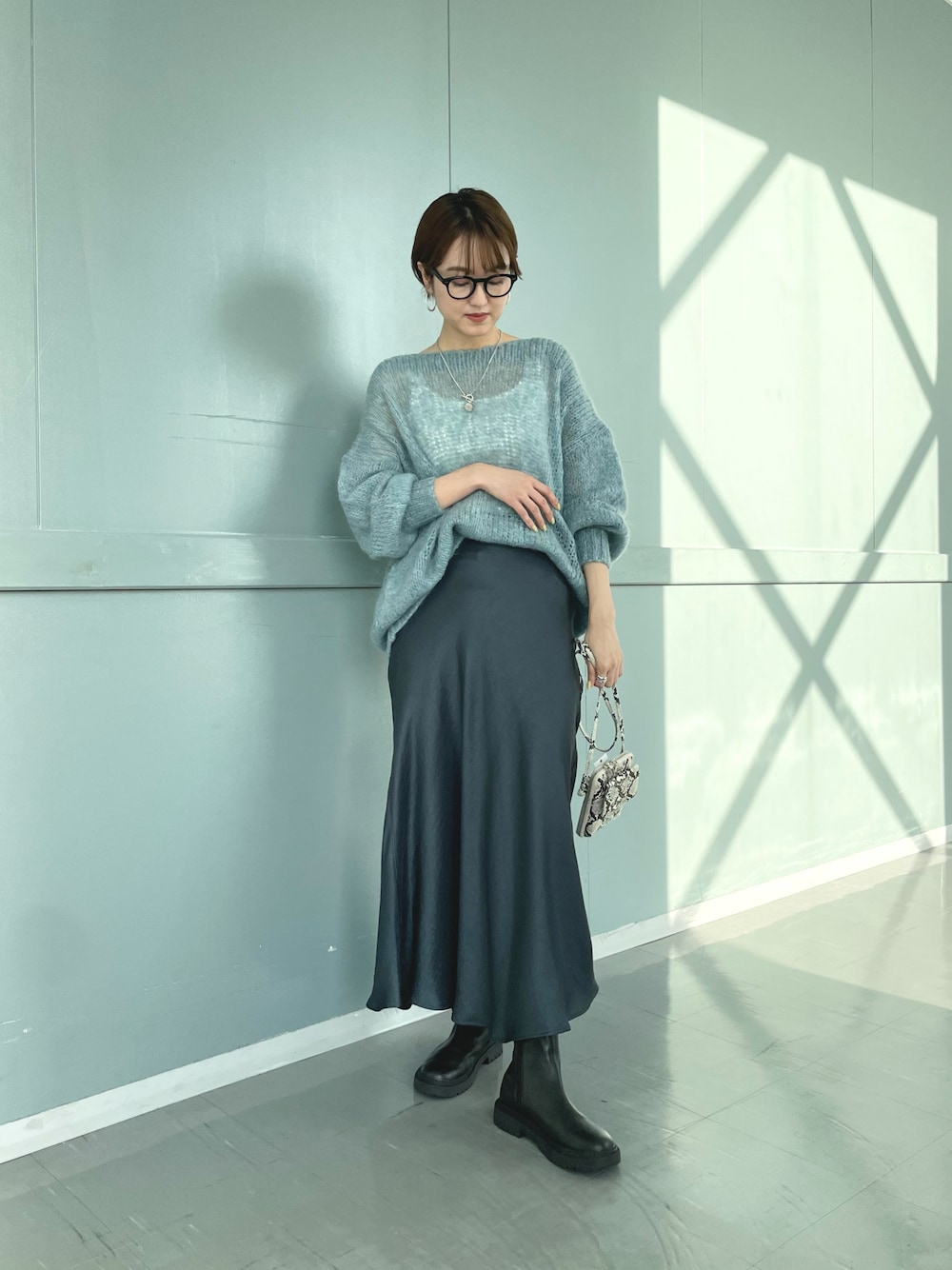 「オトナカジュアル、ニット、メガネ女子、ZOFF、今日のコーデ、秋冬コーデ、メッシュニット、レイヤードスタイル、ロングスカート、ブーツ、サイドゴアブーツ、秋のトレンド2021、秋トレンド2021、秋服、シンプル」｜「DouDouのモヘアメッシュプルオーバー（ニット/セーター、ピンク系）」を使った、DouDou_serikaさん（レディース・167cm）の秋コーディネートの1枚目の写真