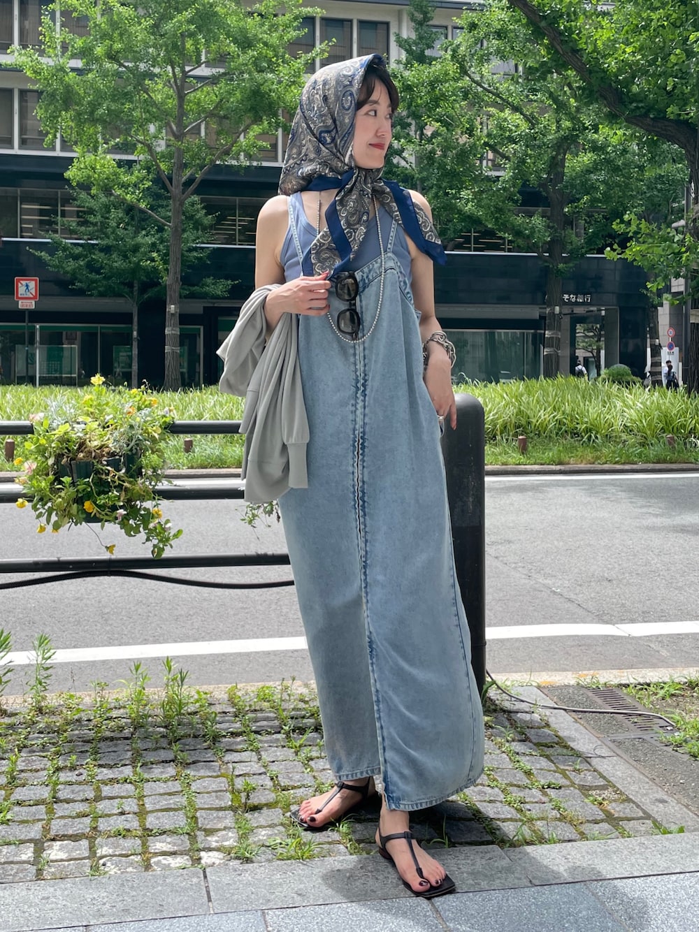「デニム、デニムコーデ、ワンピース、ワンピースコーデ、タンクトップ、タンク、フェス、フェススタイル、フェスコーデ、フェスファッション、高身長女子、高身長、高身長コーデ」｜「DouDouのリヨセルデニムジャンスカ（ワンピース、ブルー系）」を使った、DouDou_serikaさん（レディース・167cm）の夏コーディネートの1枚目の写真