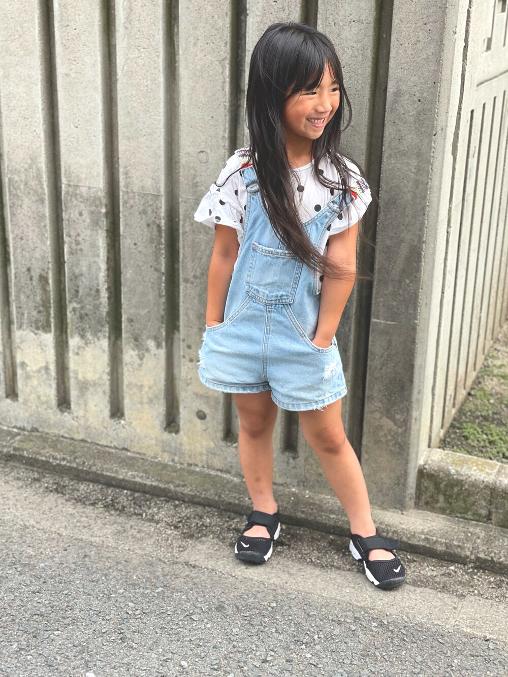 「エアリフト、NIKE、ナイキ、ナイキリフト、サロペット、ドット、ZARA、ZARA KIDS」｜「ZARAのアイテム（サロペット/オーバーオール、ブルー系）」を使った、Tさん（キッズ・110cm）の夏コーディネートの1枚目の写真
