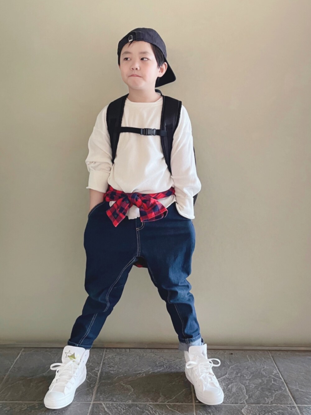 ホワイト系のTシャツ/カットソー、レッド系のシャツ/ブラウス、ブルー系のデニムパンツを着用したキッズの秋コーディネートの1枚目の写真