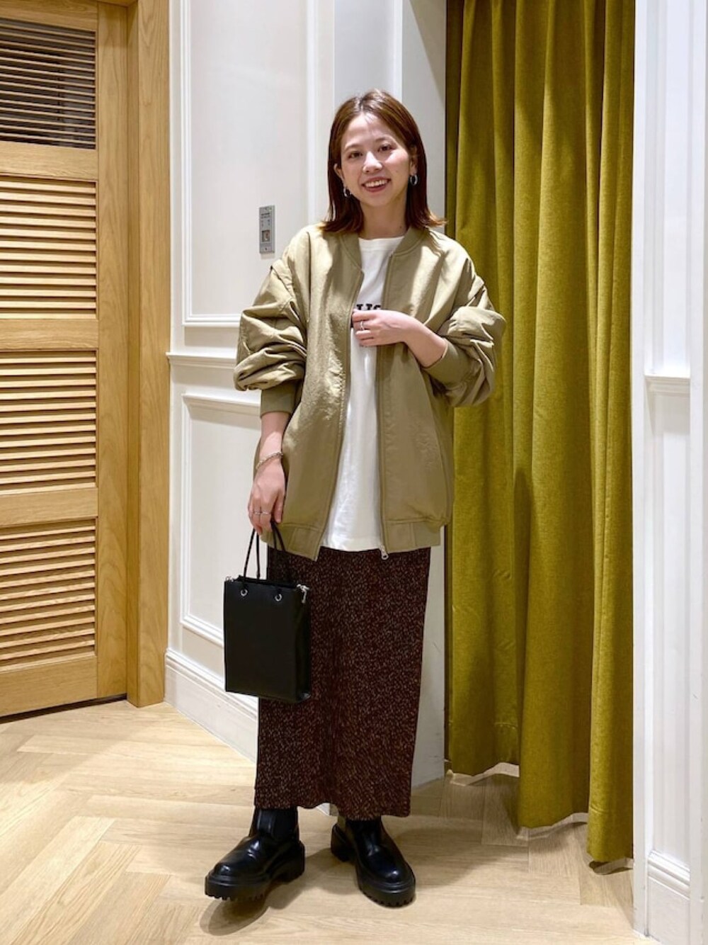 「apartbylowrys、アパートバイローリーズ、大人カジュアル、お出かけコーデ、初秋コーデ、休日コーデ、カジュアル、低身長、低身長コーデ、サイドゴアブーツ、ブーツ」｜「A part byの2way MA-1ブルゾン　345710（MA-1、ベージュ系）」を使った、hikariさん（レディース・153cm）の秋コーディネートの1枚目の写真