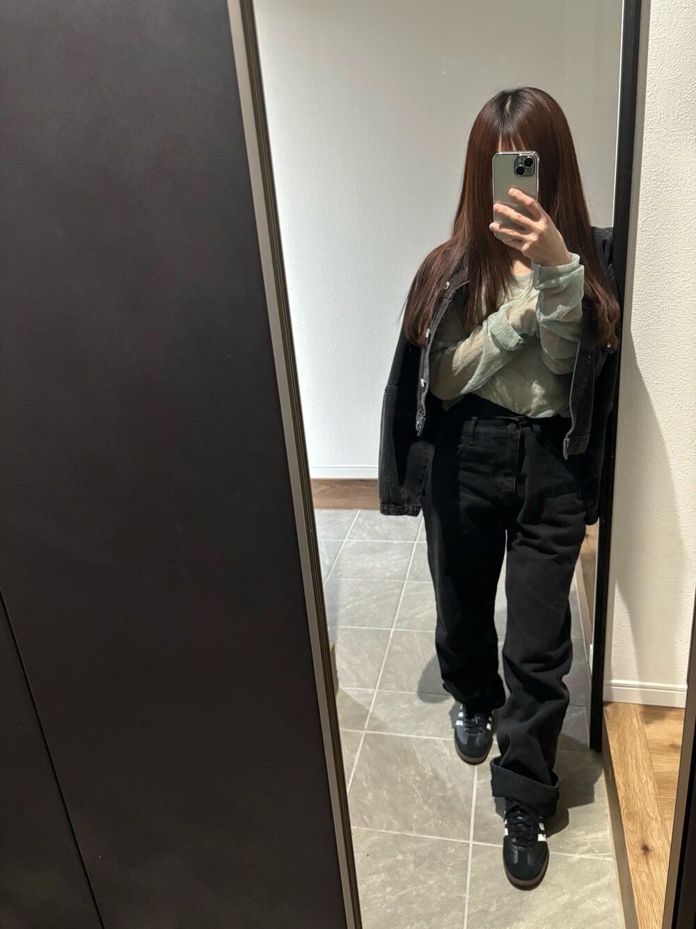 「春ファッション、春服、休日スタイル、パンツコーデ、スニーカーコーデ、デニム、シアートップス、お洒落さんとつながりたい、黒、アディダス、低身長、低身長コーデ、低身長女子」｜「Kastaneの【前後2WAY/4色展開】ランダムチュールシアーインナー（Tシャツ/カットソー、グリーン系）」を使った、saachanさん（レディース・150cm）の春コーディネートの1枚目の写真