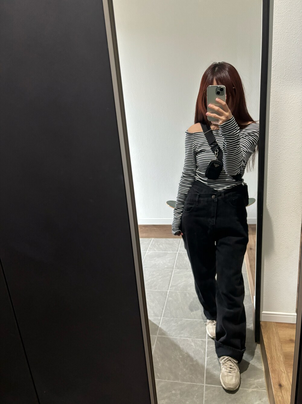 「お出かけコーデ、デニム、デニムパンツ、カジュアルコーデ、スニーカーコーデ、オフショル、低身長、低身長女子、低身長コーデ、おしゃれさんと繋がりたい」｜「PRADAのアイテム（バッグ、ブラック系）」を使った、saachanさん（レディース・150cm）の春コーディネートの1枚目の写真