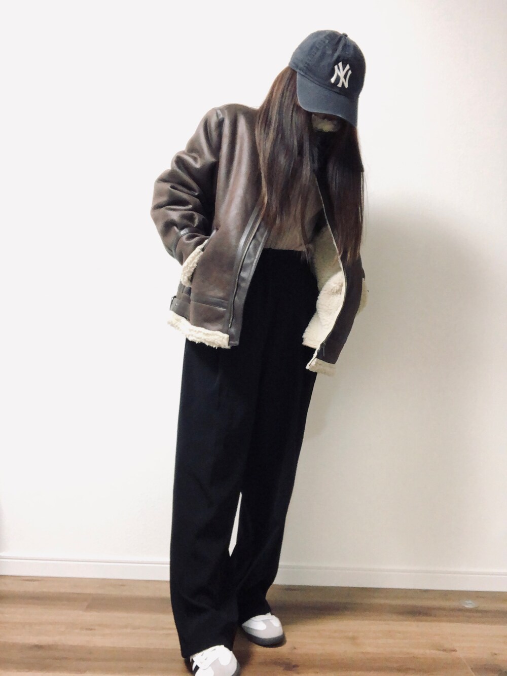 「新星WEARISTAにエントリー、冬のコーデ、ムートンコート、冬アウター、スニーカー、パンツスタイル」｜「NEW ERAのNEWERA/ニューエラ NEW ERA 920　ニューヨーク・ヤンキース/９TWENTY（キャップ、ブルー系）」を使った、saachanさん（レディース・150cm）の冬コーディネートの1枚目の写真