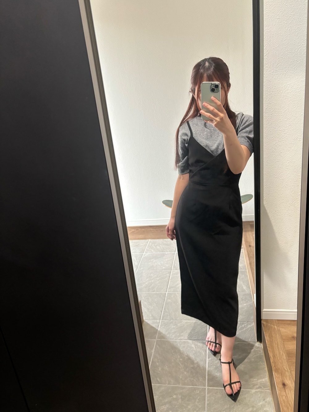 「シンプルコーデ、ブラック、大人女子、おしゃれさんと繋がりたい、ワンピースコーデ、ワンピース、キャミワンピース、低身長、低身長コーデ、低身長女子」｜「DHOLICのアイテム（ワンピース/ドレス、ブラック系）」を使った、saachanさん（レディース・150cm）の春コーディネートの1枚目の写真