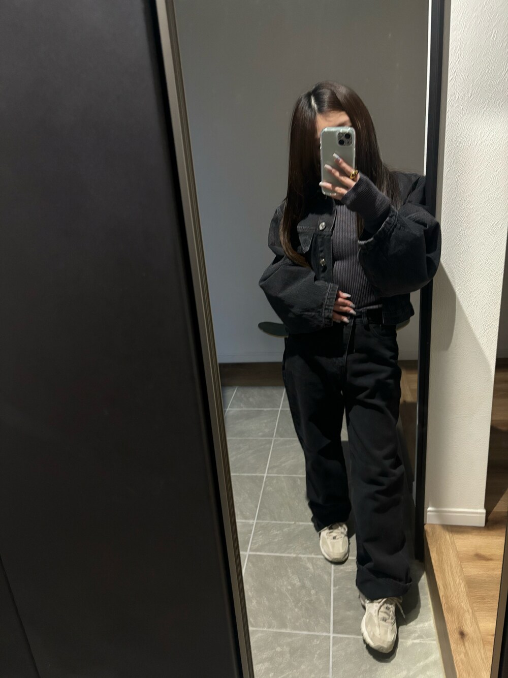 「低身長女子、デニムセットアップ、デニムジャケット、パンツスタイル、いいね、save、フォローお願いします🤑、ワントーンコーデ、スニーカーコーデ、ootd、GRL」｜「GRLのアイテム（ニット/セーター、グレー系）」を使った、saachanさん（レディース・150cm）の冬コーディネートの1枚目の写真