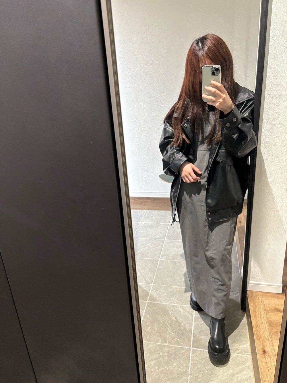 「お出かけコーデ、カジュアルスタイル、今日のコーデ、オトナカジュアル、大人女子、お洒落さんとつながりたい、モノトーンコーデ、レザージャケット、低身長、低身長女子、低身長コーデ」｜「Re:EDITの[2023 SUMMER COLLECTION][低身長/高身長サイズ有]サイドカットキャミワンピース（ジャンパースカート、グレー系）」を使った、saachanさん（レディース・150cm）の春コーディネートの1枚目の写真