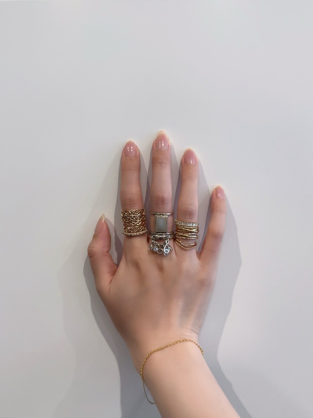 「アガット(agete)、リング、リング重ね付け、リングコーデ、シルバーアクセサリー、シルバー、シルバーリング、シルバーアクセ、ゴールドアクセ、ゴールド、ゴールドアクセサリー、ゴールドリング、ブレスレット」｜「ageteのK18ブレスレット（ブレスレット、ゴールド系）」を使った、ぺりさん（レディース・165cm）の春コーディネートの1枚目の写真