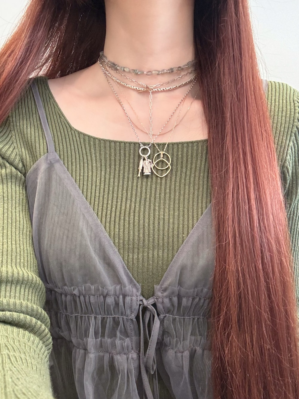 「アガット(agete)、agete、UNIQLO、ユニクロ、ネックレス、ネックレス重ね付け、シルバーアクセサリー、シルバー、シルバーアクセ、シルバーネックレス、ゴールドアクセ、ゴールド、ゴールドアクセサリー、ゴールドネックレス、チョーカーネックレス」｜「ageteのシルバーピアスチャーム（片耳用）（チャーム、その他）」を使った、ぺりさん（レディース・165cm）の春コーディネートの1枚目の写真