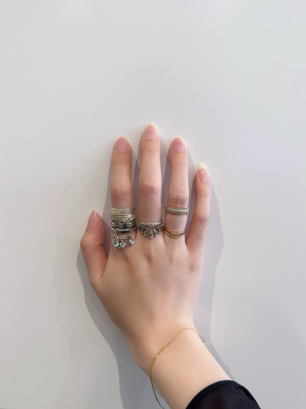 「アガット(agete)、リング、リング重ね付け、リングコーデ、シルバー、シルバーアクセサリー、シルバーリング、シルバーアクセ、ゴールドアクセ、ゴールド、ゴールドアクセサリー、ブレスレット、ダイヤモンド」｜「ageteのシルバーリング（リング、その他）」を使った、ぺりさん（レディース・165cm）の春コーディネートの1枚目の写真