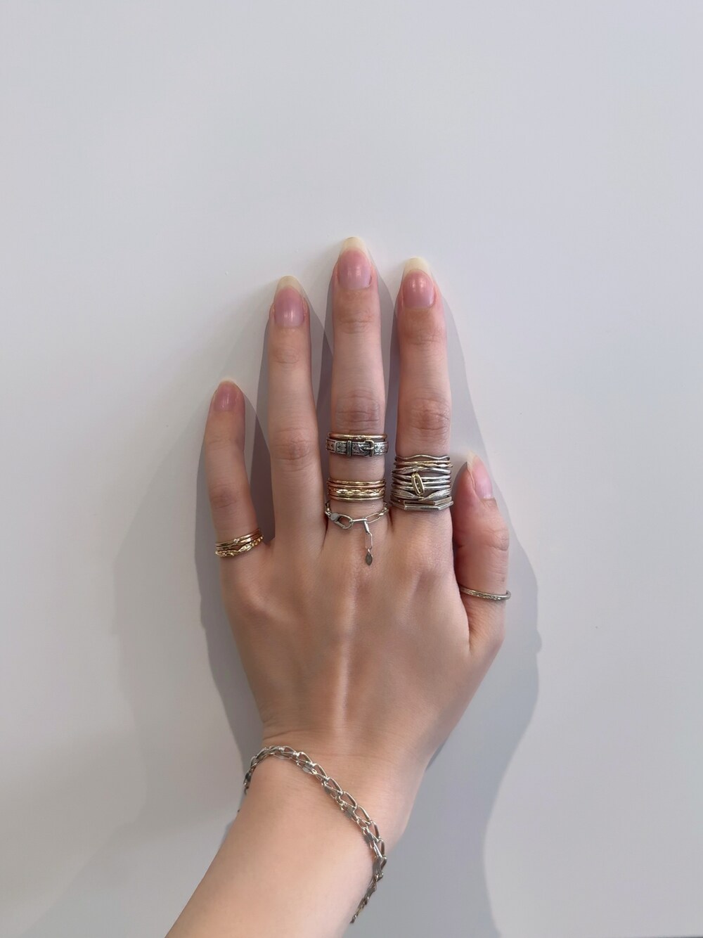 「アガット(agete)、リング、リング重ね付け、リングコーデ、シルバー、シルバーアクセサリー、シルバーリング、シルバーアクセ、ゴールドアクセ、ゴールド、ゴールドアクセサリー、ブレスレット」｜「ageteのシルバーチェーンリング（リング、シルバー系）」を使った、ぺりさん（レディース・165cm）の春コーディネートの1枚目の写真