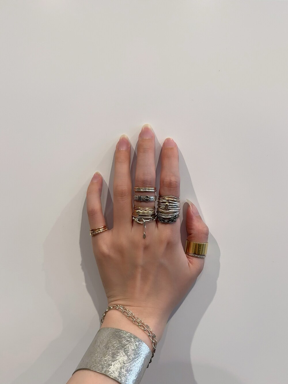 「アガット(agete)、リング、リング重ね付け、リングコーデ、シルバーアクセサリー、シルバー、シルバーリング、シルバーアクセ、ゴールドアクセ、ゴールド、ゴールドアクセサリー、ゴールドリング、チェーンリング、シルバーバングル」｜「ageteのシルバーリング（リング、その他）」を使った、ぺりさん（レディース・165cm）の春コーディネートの1枚目の写真
