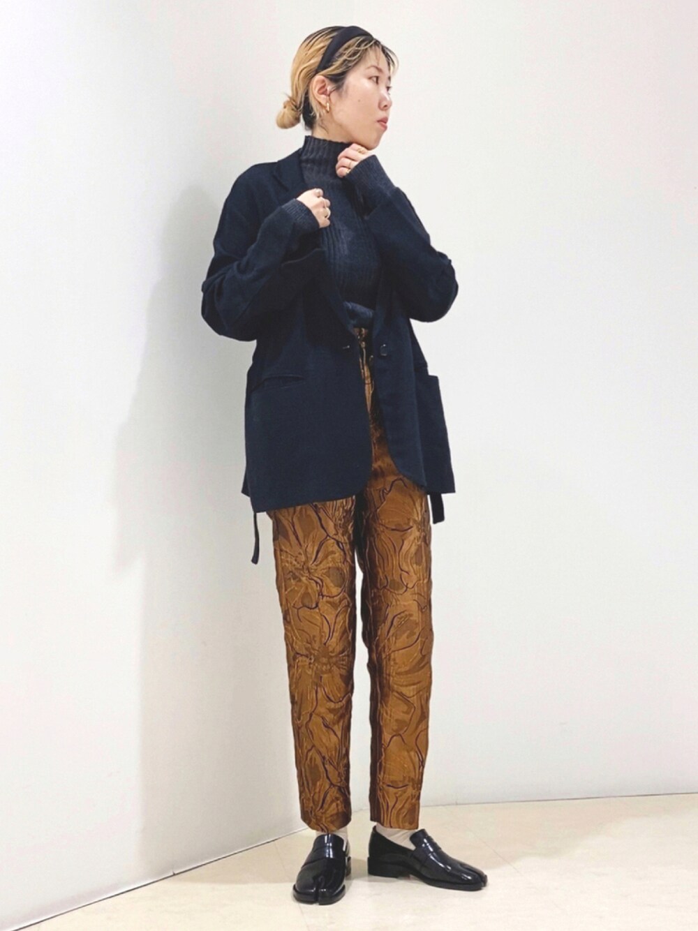 「ジャケット、柄パンツ、カラーパンツ、ローファー、KBF、ハイネック、モノトーン、サテンパンツ、休日コーデ、リブニット、オーガンジー、サテン、秋コーデ、高身長女子、秋トレンド2021」｜「KBFのジャガードテーパードパンツ（その他パンツ、ブラウン系）」を使った、しもむーさん（レディース・167cm）の秋コーディネートの1枚目の写真