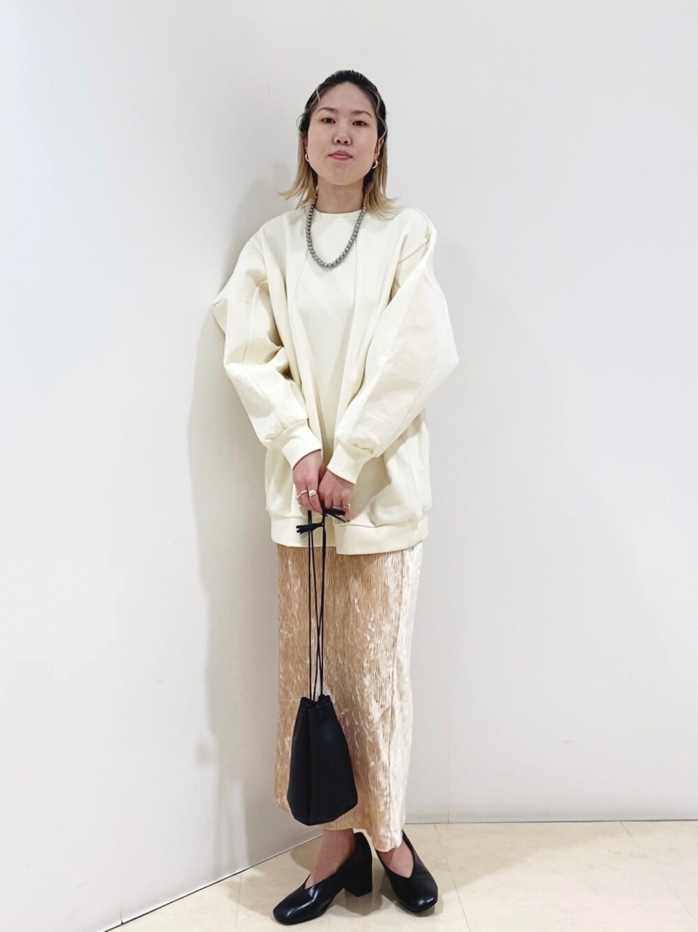 「シンプルコーデ、ワントーンコーデ、KBF、スウェット、ベロアスカート、タイトスカート、パールネックレス、巾着バッグ、ミニバッグ、パンプス、淡色コーデ、大人コーデ、私の推しブランド、袖ボリューム、オトナカジュアル」｜「KBFのカガリステッチ巾着BAG（ショルダーバッグ、ブラック系）」を使った、しもむーさん（レディース・167cm）の冬コーディネートの1枚目の写真