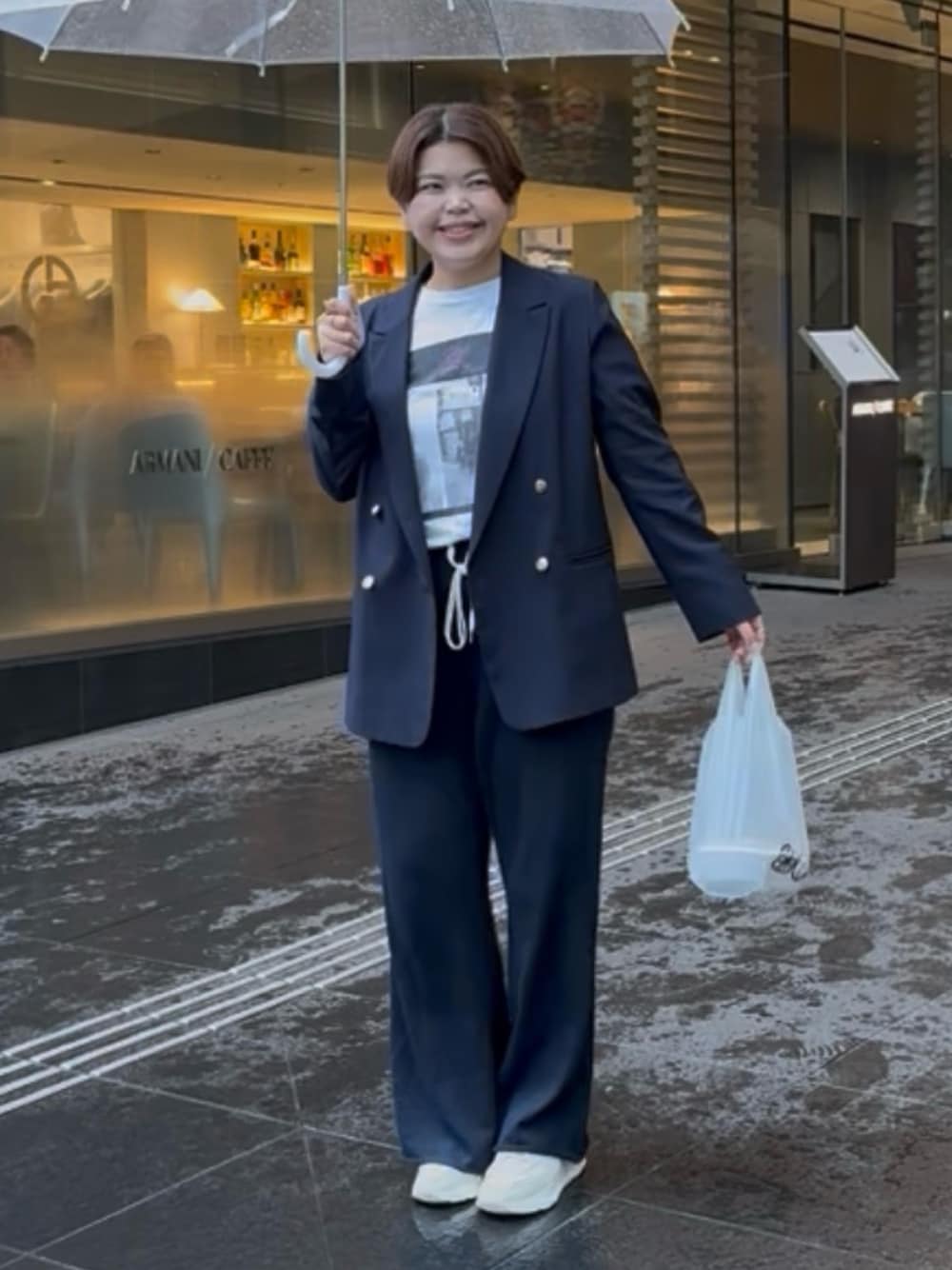 「梅雨コーデ、梅雨、雨の日コーデ、おでかけコーデ、オトナカジュアル、楽チンコーデ、30代コーデ、30代ファッション、アラサー、アラサーコーデ、アラフォー、アラフォーコーデ、ジャケット、ジャケットスタイル、スウェットパンツ」｜「RIVE DROITEの【オンオフ着れる】ライトピークドラペルジャケット（テーラードジャケット、ブルー系）」を使った、asuka.kさん（レディース・161cm）の夏コーディネートの1枚目の写真