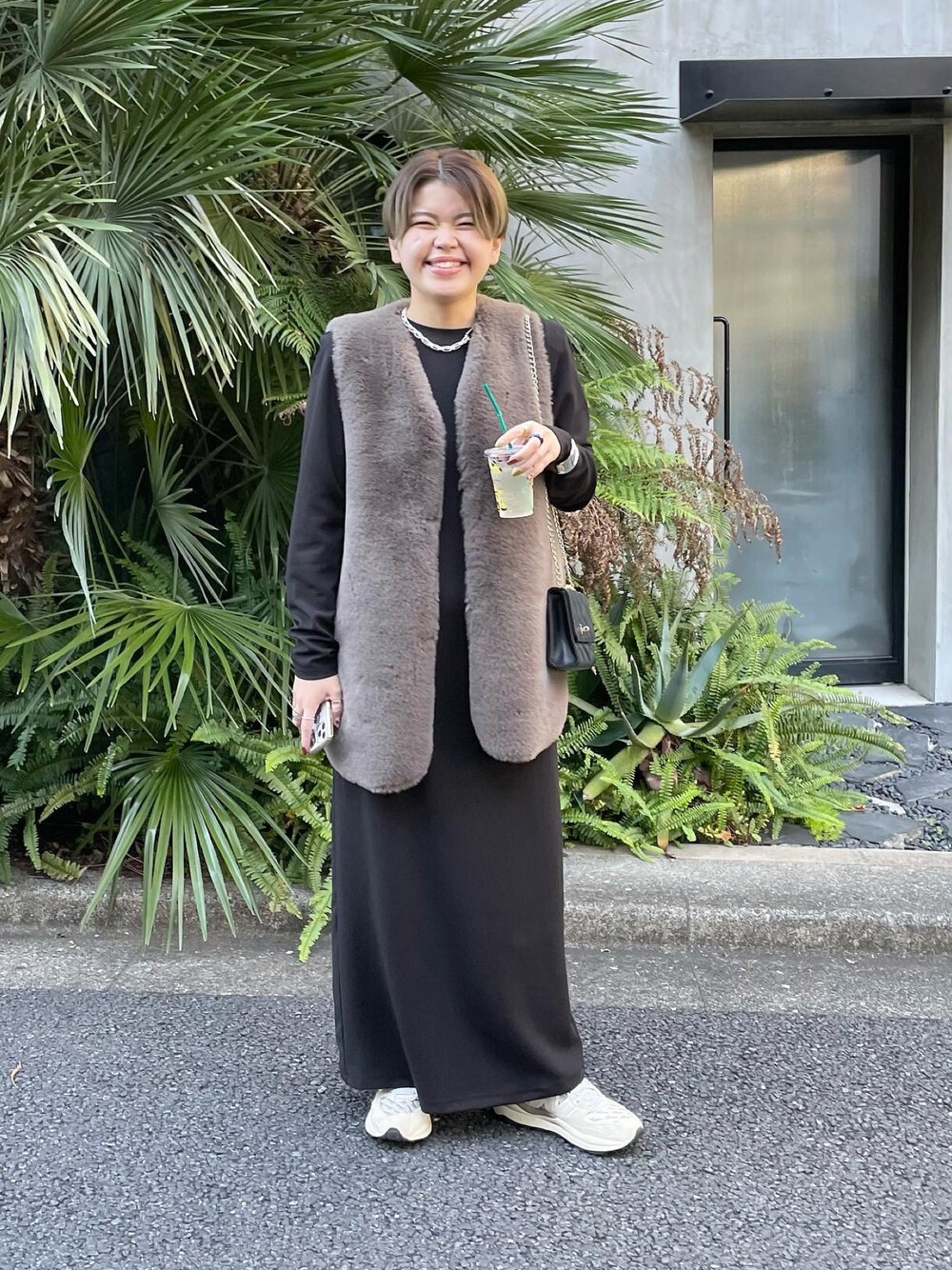 「冬コーデ、オトナカジュアル、シンプルコーデ、カジュアルコーデ、きれいめカジュアル、ファーベスト、ワンピース、ブラックコーデ、リヴドロワ、RIVEDROITE」｜「RIVE DROITEの小山田早織さん着用/エコファーリバーシブルベスト（ベスト、ブラウン系）」を使った、asuka.kさん（レディース・161cm）の冬コーディネートの1枚目の写真