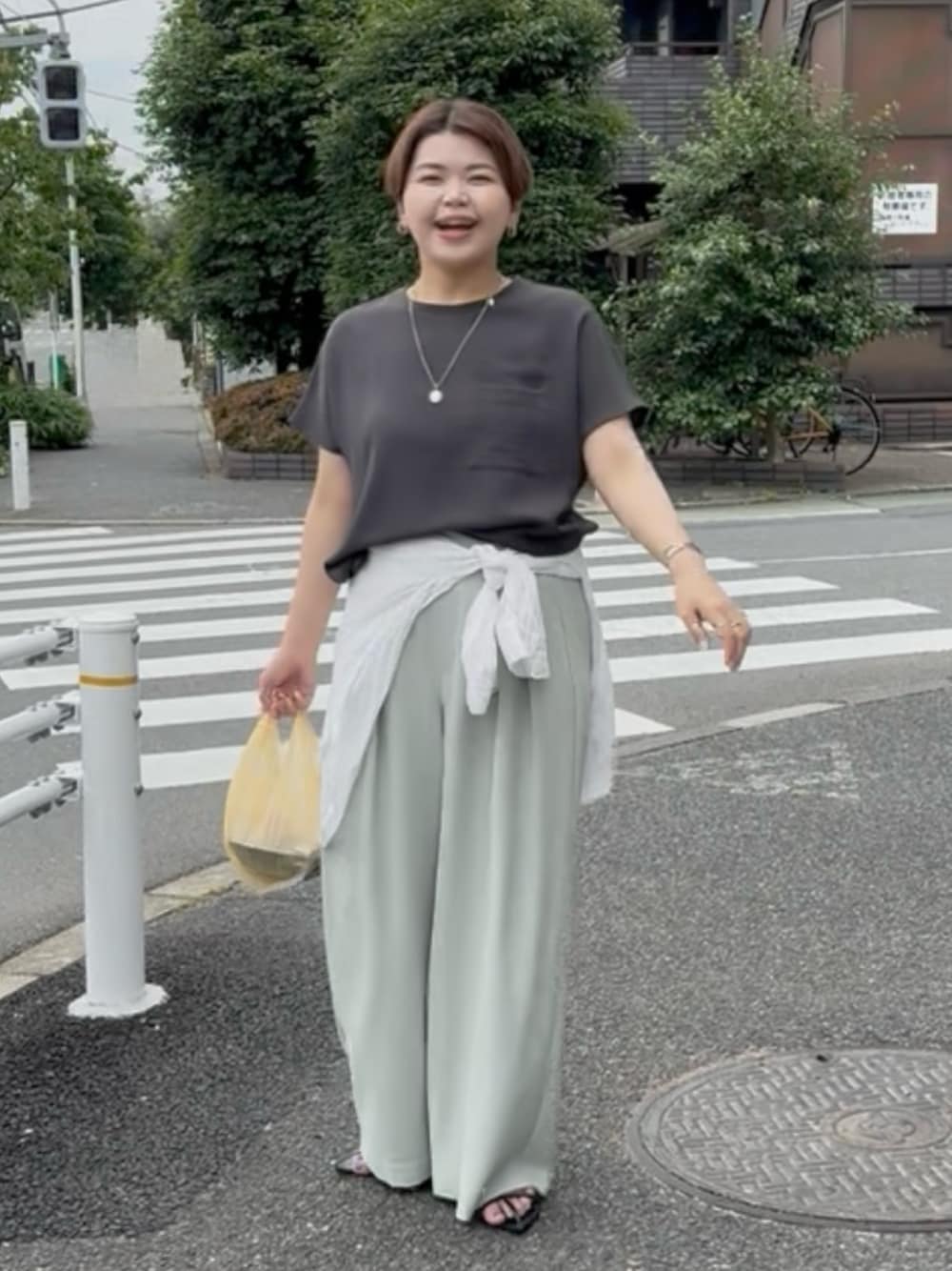 「夏、夏コーデ、ブラウス、ブラウスコーデ、シャツ、シャツスタイル、シャツコーデ、パンツ、パンツスタイル、パンツコーデ、30代コーデ、30代、30代ファッション、アラサー、アラサーコーデ」｜「RIVE DROITEのテレコ切替ジョーゼットブラウス（シャツ/ブラウス、グレー系）」を使った、asuka.kさん（レディース・161cm）の夏コーディネートの1枚目の写真