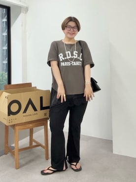 「RIVE DROITE（リヴドロワ）の【Yossshiiii企画/即完売につき再販売/新色追加】R.D.S.CロゴTe（Tシャツ/カットソー、ブラウン系）」を使った、asuka.kさん（レディース・161cm）の夏コーディネート