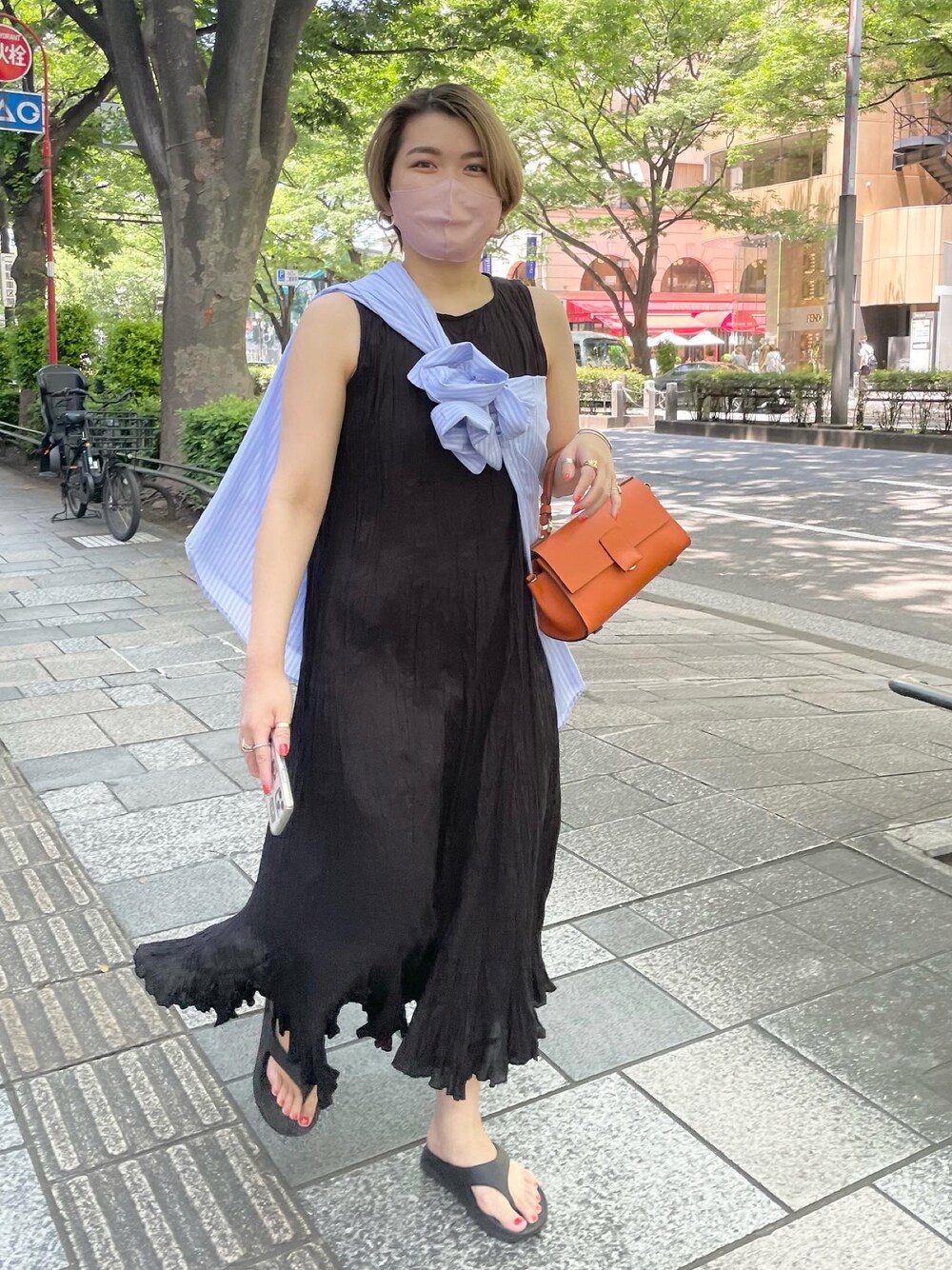 「初夏コーデ、大人カジュアル、シンプル、カジュアル、休日スタイル、オトナカジュアル、オトナ女子、ワンピース、リヴドロワ、RIVEDROITE」｜「RIVE DROITEの80ローンエスカルゴワンピース（ワンピース、ブラック系）」を使った、asuka.kさん（レディース・161cm）の夏コーディネートの1枚目の写真