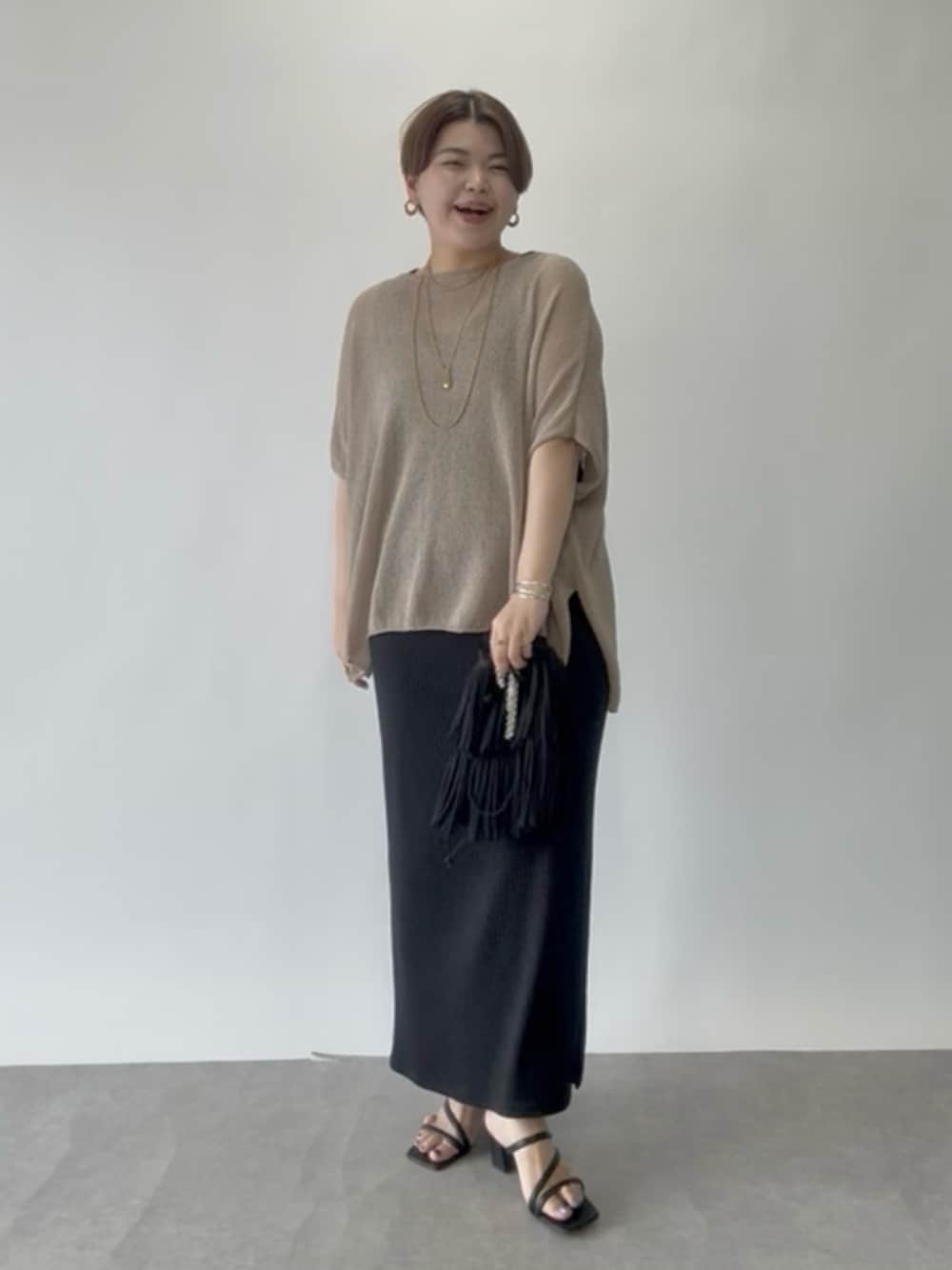 「レイヤードスタイル、夏コーデ、オトナカジュアル、大人コーデ、夏服、楽チンコーデ、リラックススタイル、ニット、ワンピース、ワンピーススタイル、ワンピースコーデ、30代コーデ、30代、30代ファッション、40代ファッション」｜「RIVE DROITEの【さらっと着やすい】ペーパーポンチョニット（ニット/セーター、ブラウン系）」を使った、asuka.kさん（レディース・161cm）の夏コーディネートの1枚目の写真