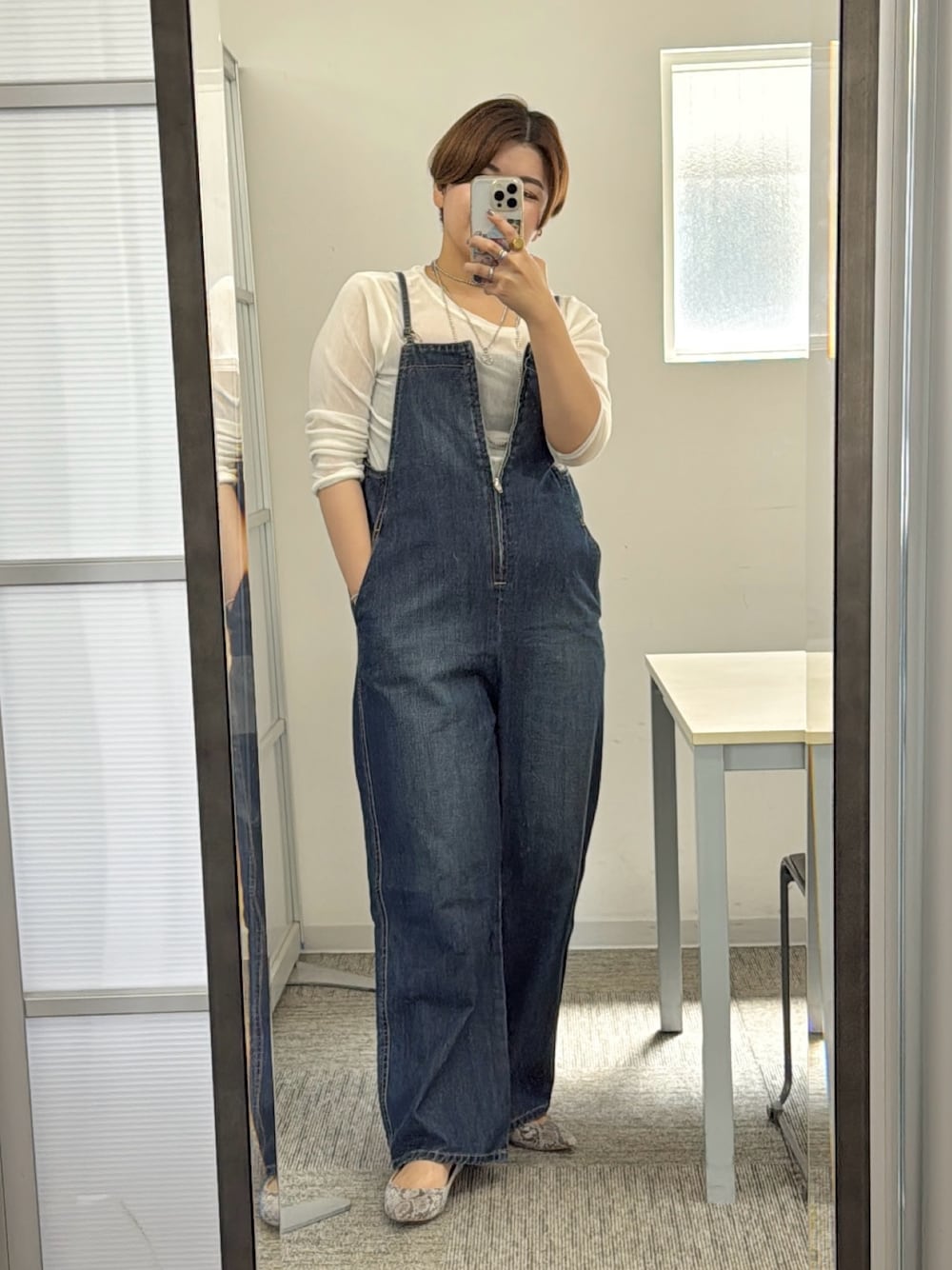 「デニム、デニムコーデ、サロペット、サロペットコーデ、ロンT、30代コーデ、30代、30代ファッション、アラサー、アラサーコーデ、アラフォー、アラフォーコーデ、カジュアル、カジュアルコーデ、きれいめカジュアル」｜「RIVE DROITEの【シーズンムード高まる】フロッキーチュールロンTee（Tシャツ/カットソー、ホワイト系）」を使った、asuka.kさん（レディース・161cm）の夏コーディネートの1枚目の写真