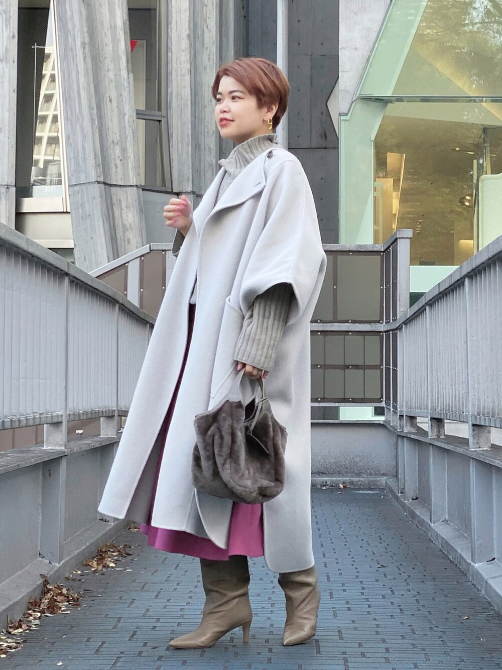 「秋服、オトナカジュアル、きれいめカジュアル、キレイめ、スカート、ニット、冬コーデ、シンプル、リヴドロワ、RIVEDROITE」｜「RIVE DROITEの【羽織るだけでこなれたスタイリングに】ショートビーバーポンチョコート（その他アウター、グレー系）」を使った、asuka.kさん（レディース・161cm）の秋コーディネートの1枚目の写真