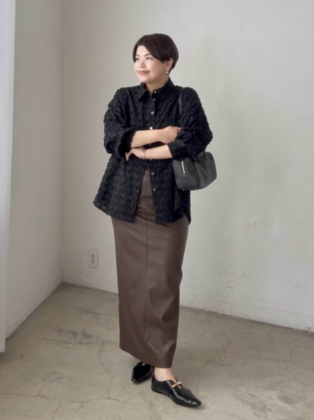 「シャツ、シャツスタイル、シャツコーデ、スカート、スカートスタイル、スカートコーデ、レザースカート、30代コーデ、30代ファッション、30代、アラサー、アラサーコーデ、アラフォー、アラフォーコーデ、きれいめカジュアル」｜「RIVE DROITEの予約【着映え◎】カットジャカードシャツ（シャツ/ブラウス、ブラック系）」を使った、asuka.kさん（レディース・161cm）の夏コーディネートの1枚目の写真