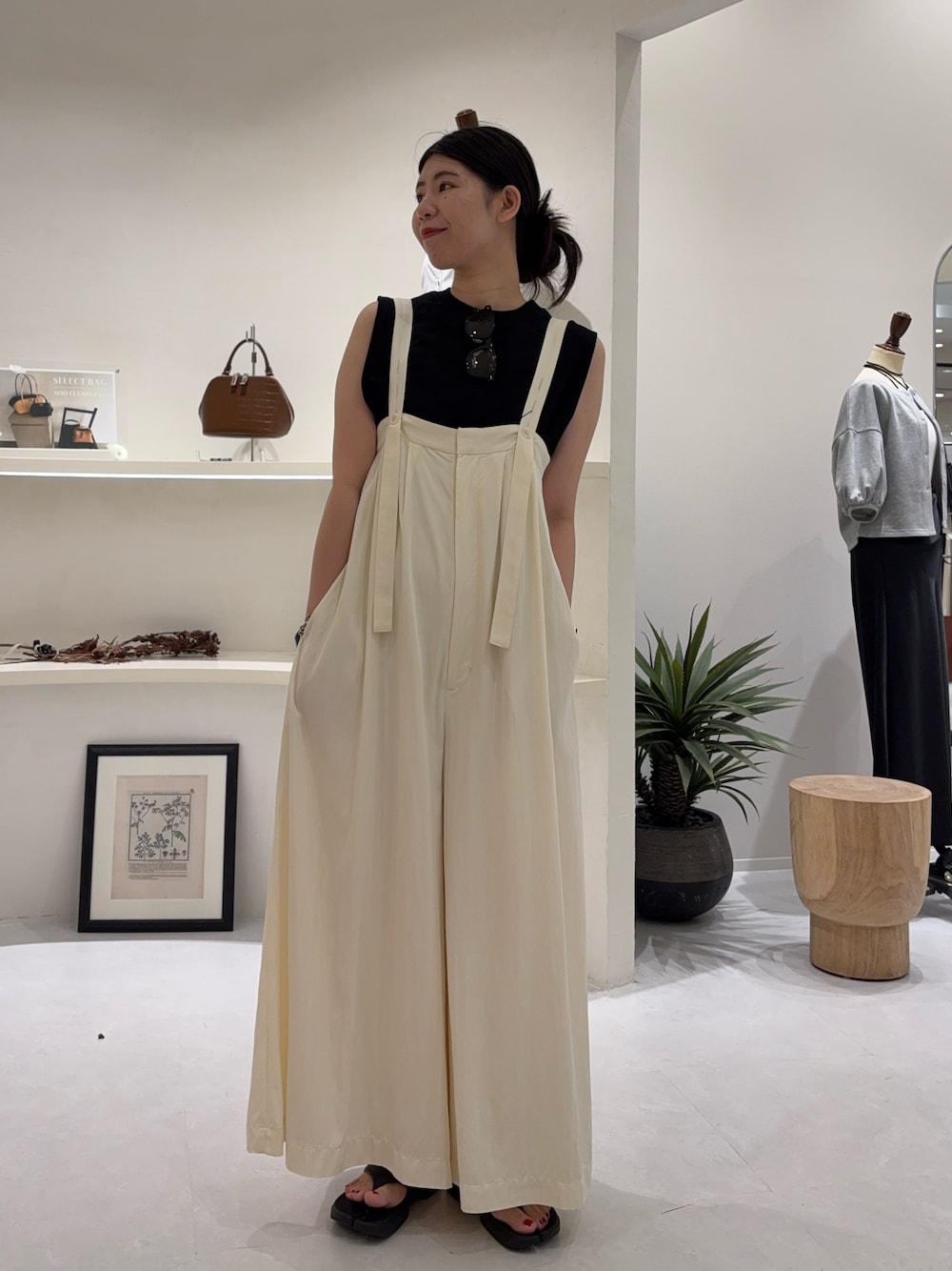 「サンダル、韓国子供服、夏コーデ、韓国ファッション、デートコーデ、淡色コーデ、きれいめカジュアル、ノースリーブ、お出かけコーデ、シンプルスタイル、大人可愛い、夏服、今日のコーデ、春夏コーデ、オトナ女子」｜「CAPRICIEUX LE'MAGEの【低身長サイズあり】ベアサロペット（サロペット/オーバーオール、ホワイト系）」を使った、gussan_lemageさん（骨格ウェーブ・レディース・168cm）の夏コーディネートの1枚目の写真
