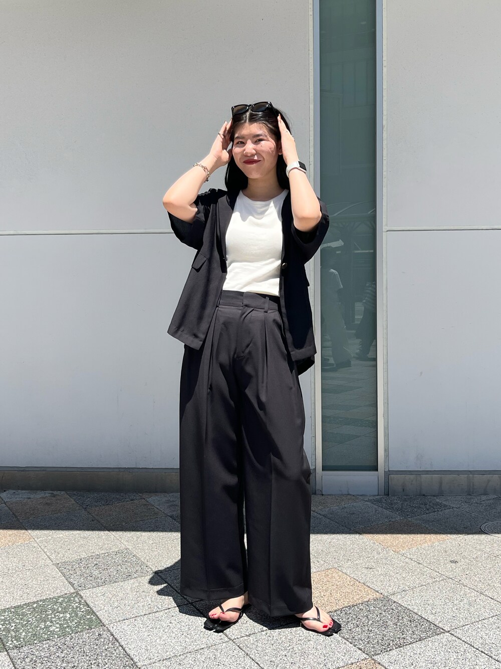 「シンプルコーデ、大人かわいい、カジュアル、パンツコーデ、大人女子、着回しコーデ、ジャケット、ワイドパンツ、ユニクロ、おしゃれさんと繋がりたい、モノトーン、モノトーンコーデ、カジュアルコーデ、オトナカジュアル、おでかけコーデ」｜「CAPRICIEUX LE'MAGEの＜新色追加/ブルー＞2タックワイドパンツ（その他パンツ、ブラック系）」を使った、gussan_lemageさん（レディース・168cm）の夏コーディネートの1枚目の写真