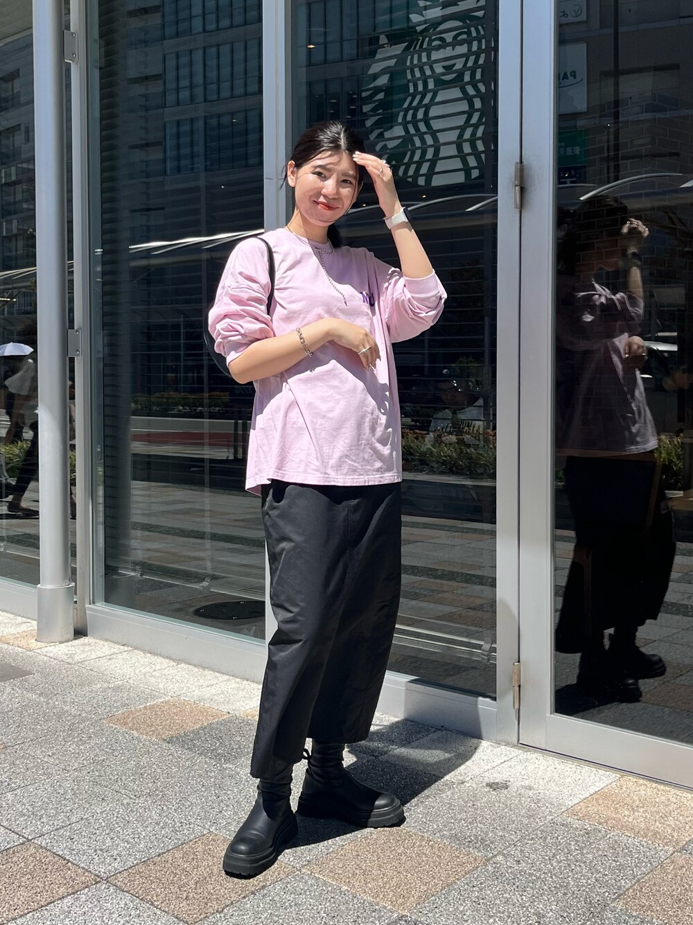 「初秋コーデ、おでかけコーデ、カジュアルコーデ、休日コーデ、きれいめカジュアル、大人可愛い、秋服コーデ、大人コーデ、カジュアルガーリー、ピンク、ロンT、オーバーサイズ、カジュアル、高身長女子、イエベ」｜「CAPRICIEUX LE'MAGEの〈GOOD ROCK SPEED〉NYUロンT（Tシャツ/カットソー、ピンク系）」を使った、gussan_lemageさん（レディース・168cm）の秋コーディネートの1枚目の写真