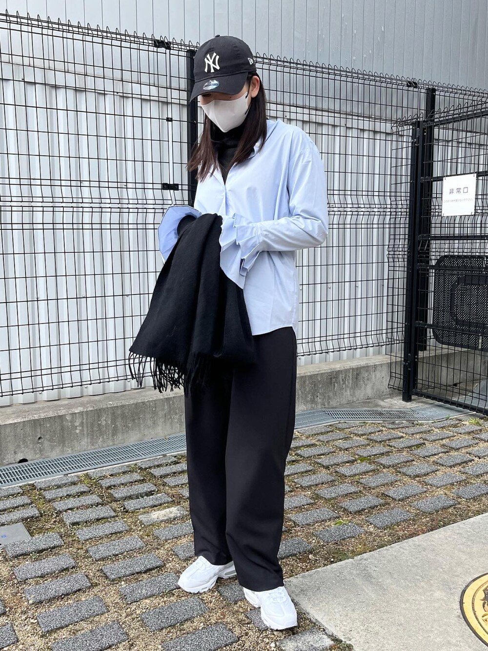 「大人カジュアル、私の推しブランド、お出かけコーデ、大人かわいい、冬のコーデ、レイヤードスタイル、シンプルスタイル、今日のコーデ、お洒落さんとつながりたい、春、高身長コーデ、シャツスタイル、レイヤード、ブルー、シャツ」｜「CAPRICIEUX LE'MAGEのカフスフレアシャツ（シャツ/ブラウス、ブルー系）」を使った、gussan_lemageさん（レディース・168cm）の冬コーディネートの1枚目の写真