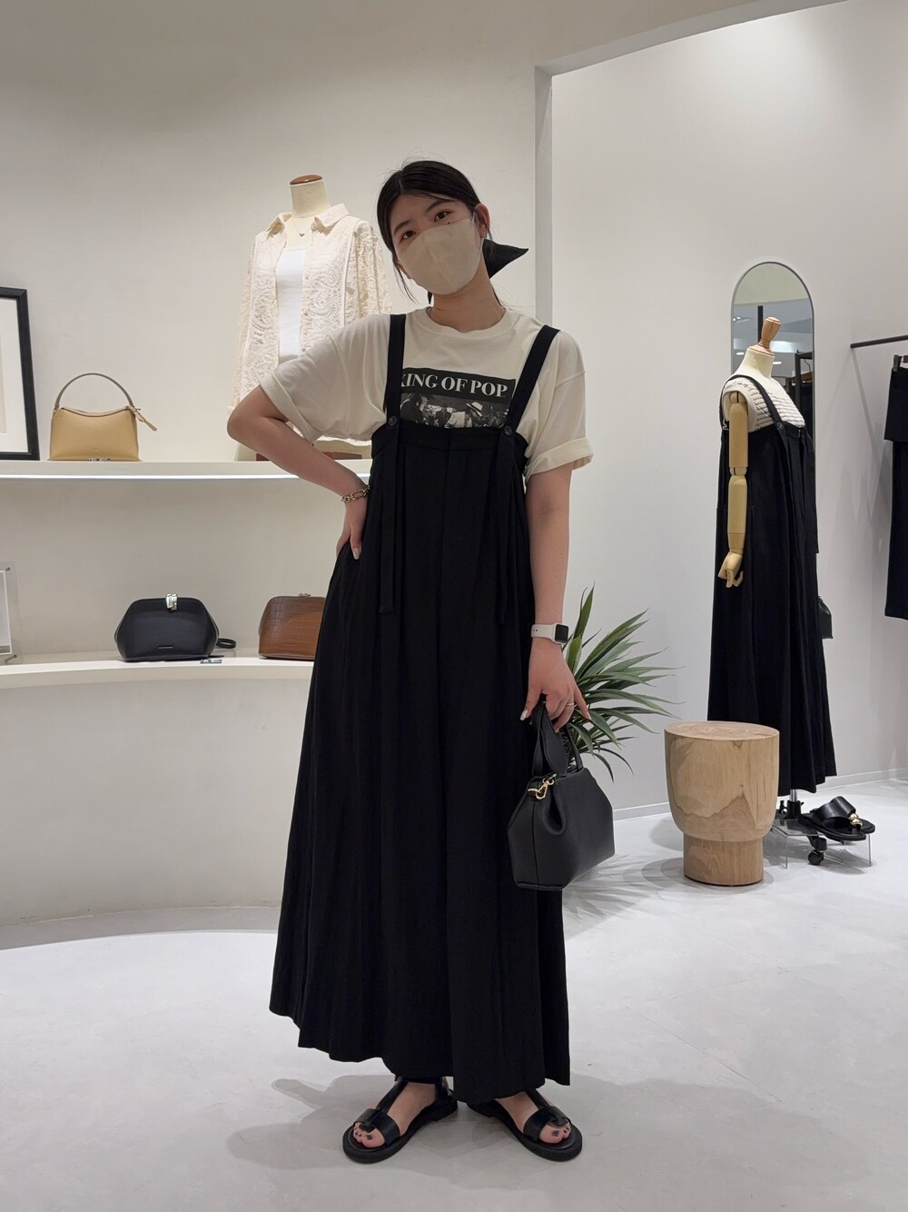 「最近のいい感じコーデ、春夏コーデ、シンプルコーデ、レイヤードスタイル、きれいめカジュアル、休日スタイル、お出かけコーデ、おでかけコーデ、ラクチンコーデ、ラフコーデ、大人かわいい、高身長女子、大人女子、オールインワン、ママコーデ」｜「CAPRICIEUX LE'MAGEの【低身長サイズあり】ベアサロペット（サロペット/オーバーオール、ブラック系）」を使った、gussan_lemageさん（骨格ウェーブ・レディース・168cm）の春コーディネートの1枚目の写真