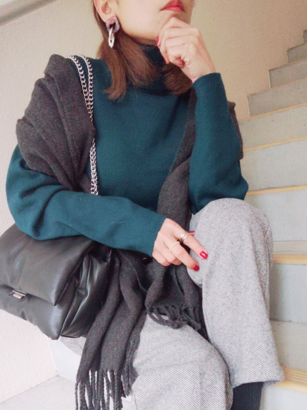 ブラック系のショルダーバッグ、ブルー系のニット/セーター、グレー系のその他パンツを着用したレディースの冬コーディネートの2枚目の写真
